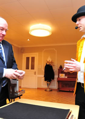 Wittich Wolf zaubert mit dem Publikum