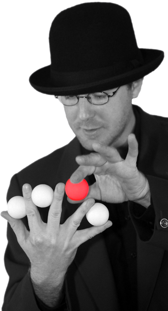 Wittich Wolf hält Kugeln zwischen den Fingern und zaubert in wunder-vollen Geschichten