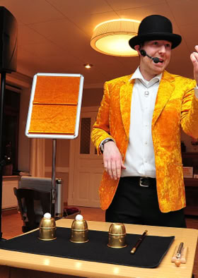 Wittich Wolf zaubert mit Bechern